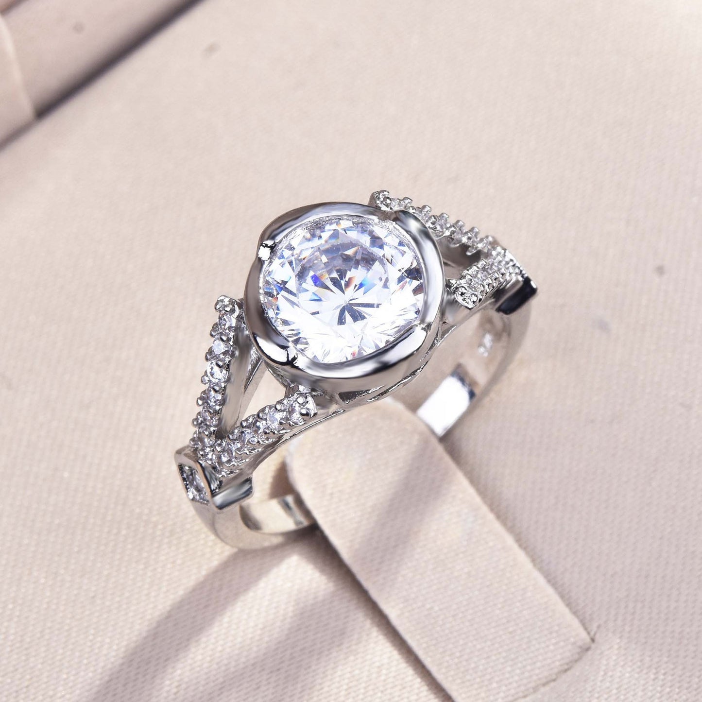 Round-Arm Full Diamond Inlaid Zircon Ring