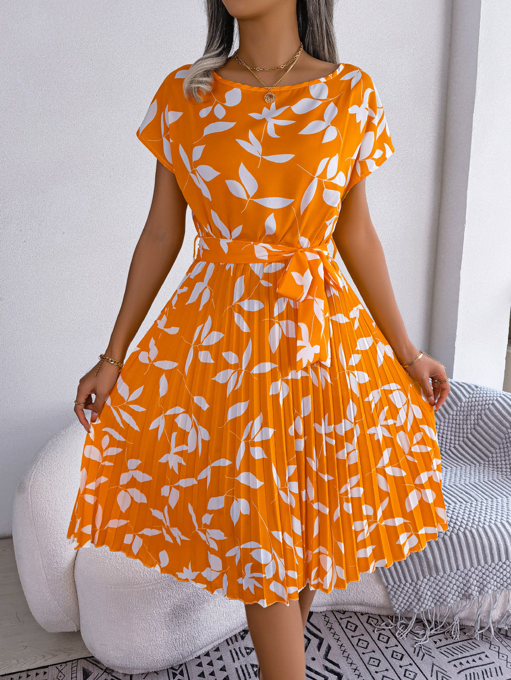 High-Waist Leaf Print Midi Dress with Short Sleeves and Pleated Skirt
