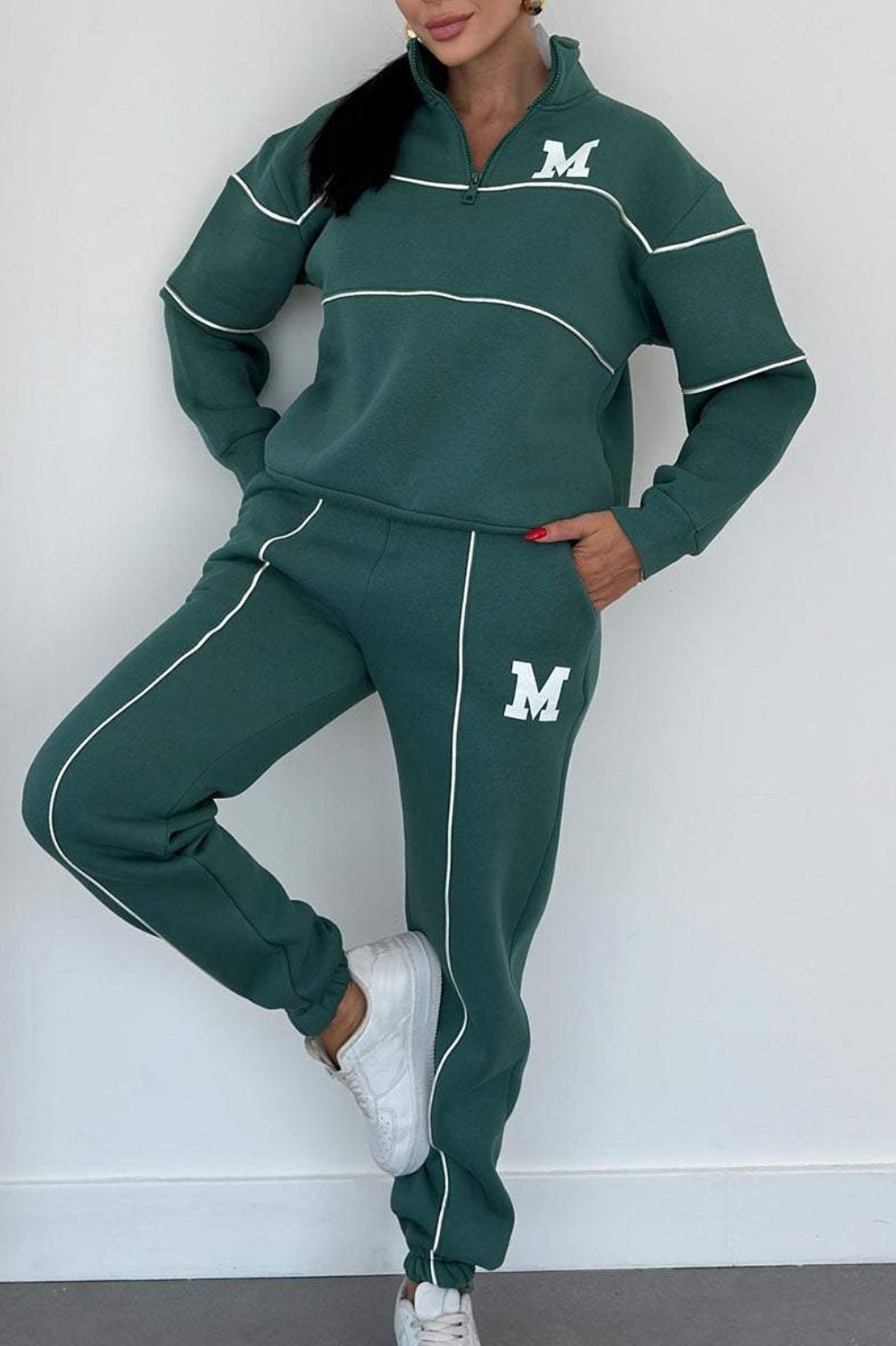 2 Piece Sweatsuit Outfit - Hoodless Pullover Sweatshirt and Baggy Fashion Sweatpants With Pockets